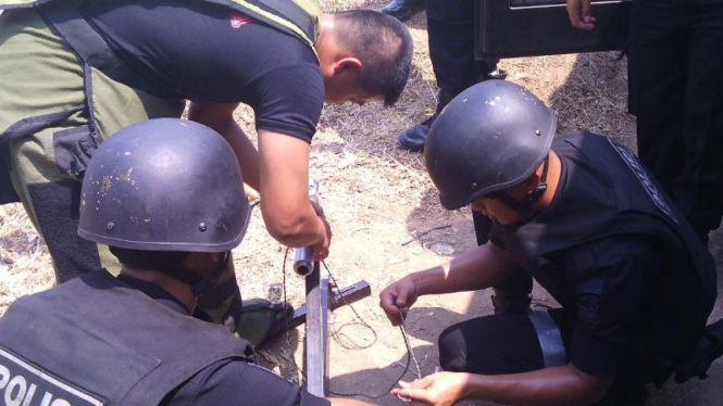 Tim Gegana menyiapkan alat untuk meledakkan benda yang diduga bom.