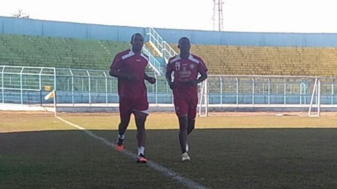 Dua pemain Arema Malang, Lancine Kone dan Morimakan Koita