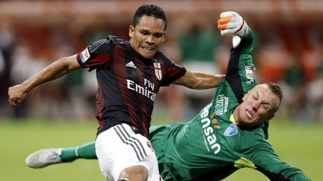 Penyerang AC Milan, Carlos Bacca (kiri)