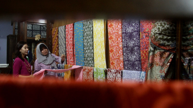 Melihat Pembuatan Batik di Bandung Barat