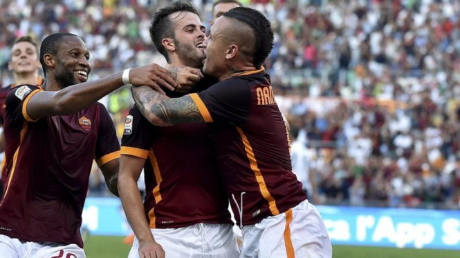 Para pemain AS Roma merayakan gol Miralem Pjanic (tengah).