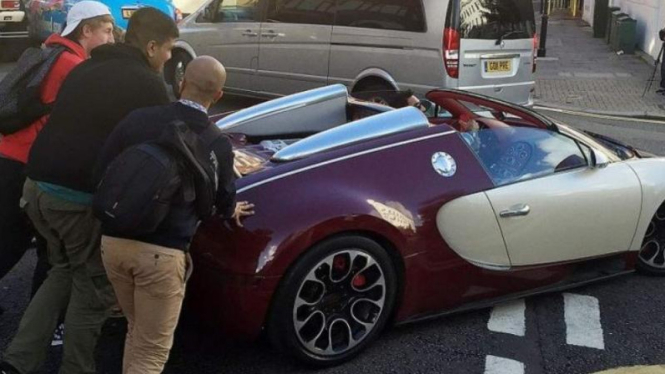 Aksi dorong Bugatti Veyron di Inggris saat mogok.
