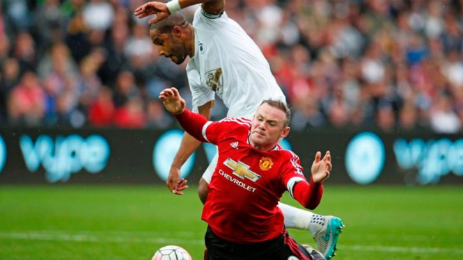 Pemain Manchester United, Wayne Rooney, saat lawan Swansea
