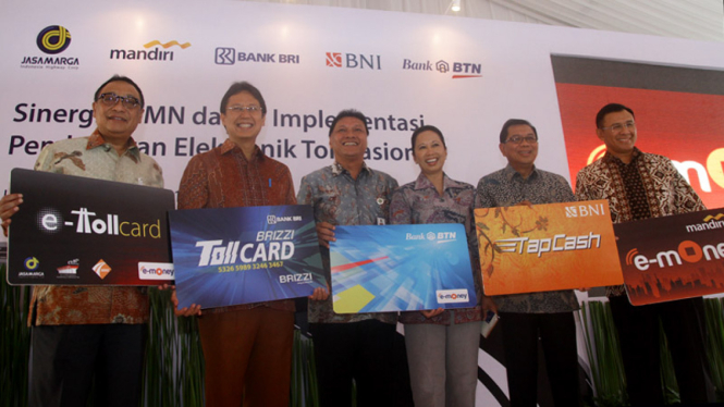 Menteri BUMN Rini Soemarno bersama sejumlah Dirut Bank BUMN memegang replika kartu pembayaran tol elektronik