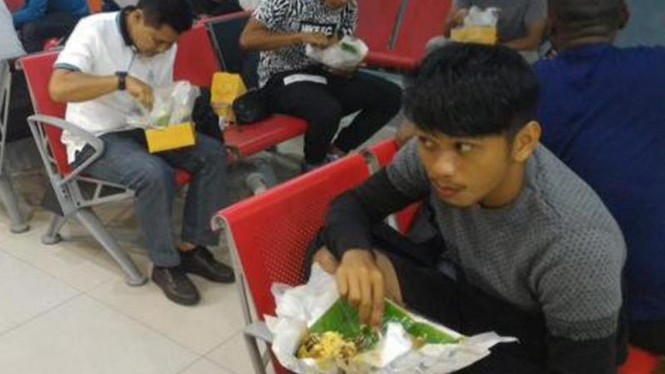 Pemain Sriwijaya FC dapat nasi bungkus saat delay pesawat