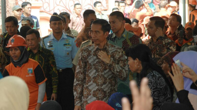 Jokowi Bagi-bagi Sembako