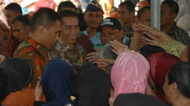 Jokowi Bagi-bagi Sembako
