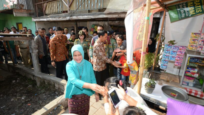 Jokowi Bagi-bagi Sembako