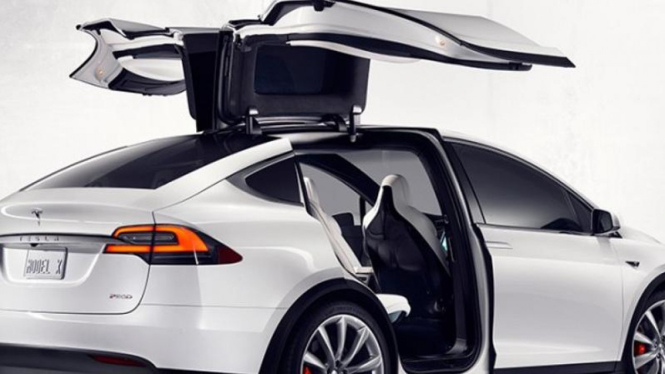 SUV listrik Tesla X.