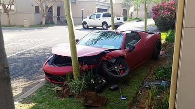 Ferrari 458 Spider yang menghantam pohon kecil.