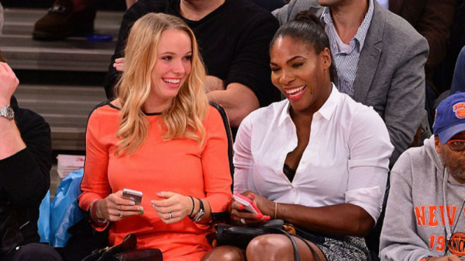 Caroline Wozniacki (kiri) dan Serena Williams