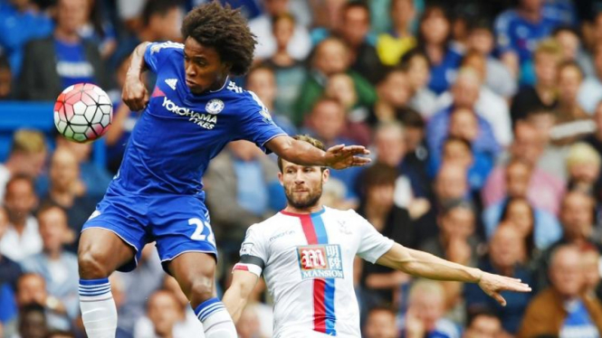 Winger Chelsea, Willian (atas) di pertandingan kontra Crystal Palace