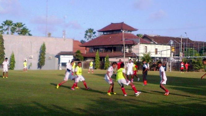 Para pemain Persija berlatih di Bali