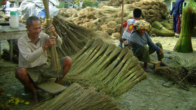 Para perajin sapu lidi di Langkat Sumatera Utara
