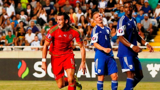Penyerang Wales, Gareth Bale usai mencetak gol ke gawang Siprus