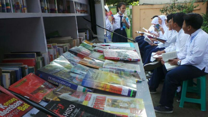 Siswa manfaatkan perpustakaan keliling.