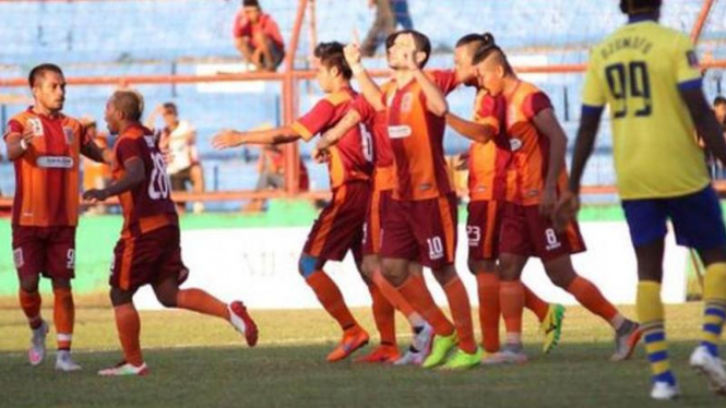 Pemain Pusamania Borneo FC rayakan gol