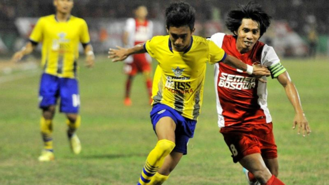 Gelandang PSM Makassar, Syamsul Chaeruddin (kanan)