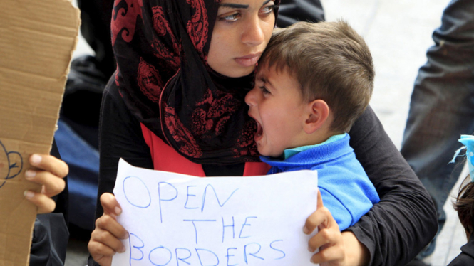 Ratusan Imigran meminta pemerintah Hungaria membuka perbatasan.