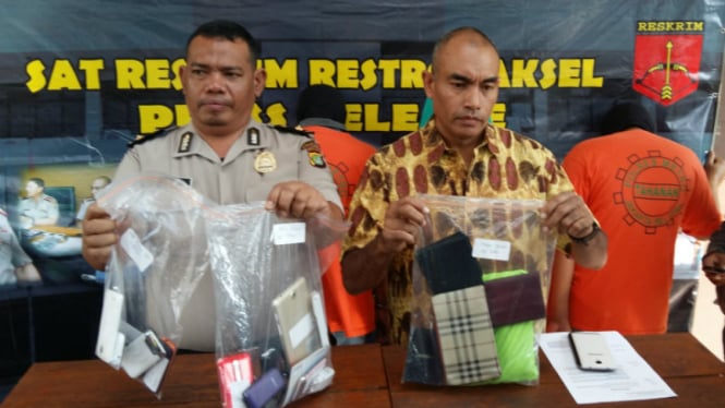 Satreskrim Jaksel Menggelar Barang Bukti Aksi Penjahat Geser Tas