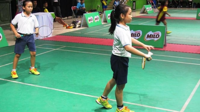 Si kembar Adelita & Audriana Selindra di MILO School Competition Semarang