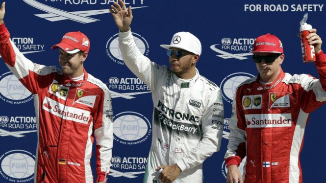 Sebastian Vettel (kiri), Lewis Hamilton (tengah), dan Kimi Raikkonen (kanan)