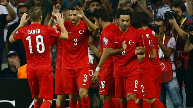 Pemain Turki merayakan gol ke gawang Belanda