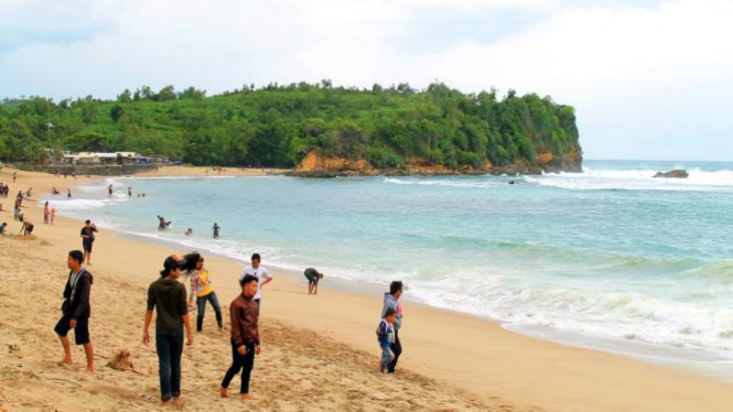 Pesona Cantik Pasir Putih Di Pantai Serang Blitar Viva