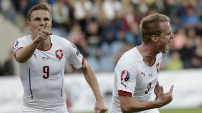 Pemain Republik Ceko merayakan gol ke gawang Latvia