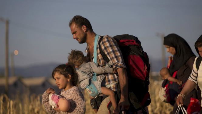 Pengungsi  melewati perbatasan Macedonia-Yunani