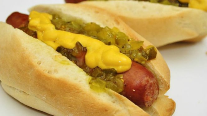 Hot dog dari kayu pine