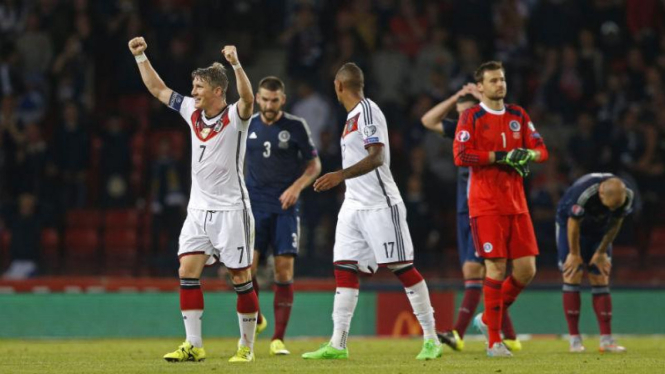 Bastian Schweinsteiger merayakan kemenangan Jerman atas Skotlandia.