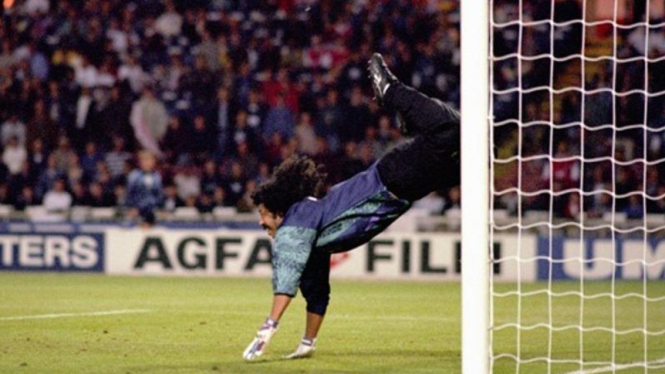 Rene Higuita saat melakukan aksi tendangan kalajengking