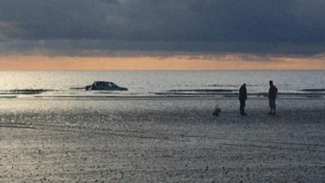 Land Rover yang terjebak di laut akibat GPS.