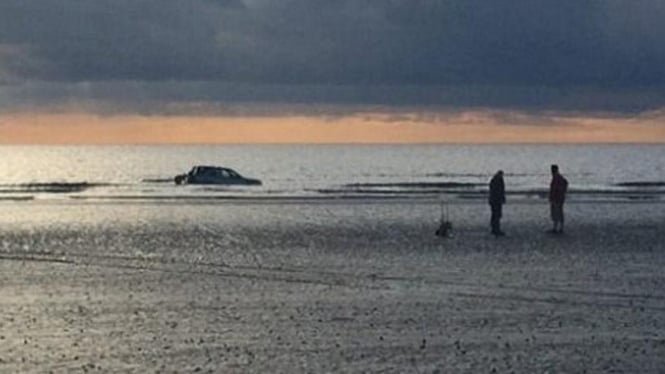 Land Rover yang terjebak di laut akibat GPS.