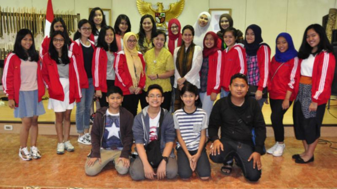Anak-anak Indonesia peserta Galas Internasional Forklore di Spanyol.