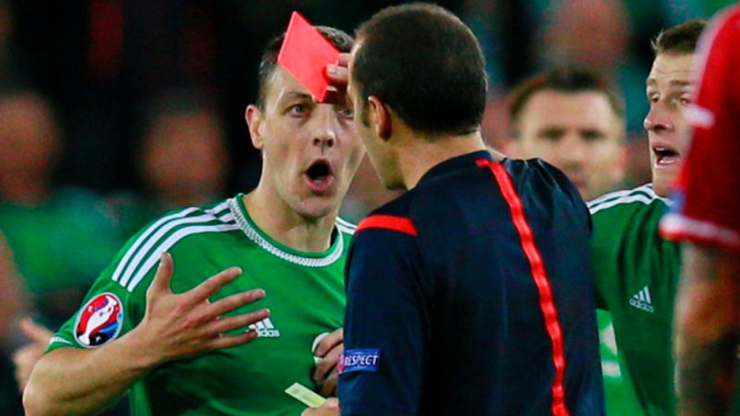 Pemain Irlandia Utara, Chris Baird dikartu merah wasit