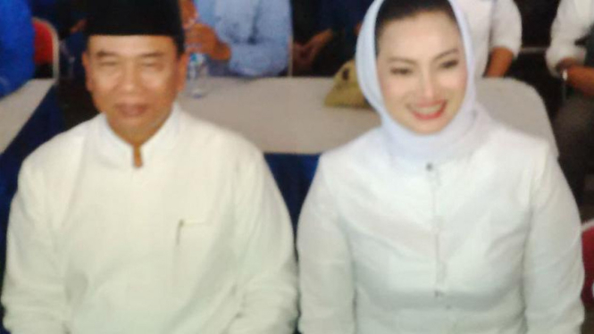 Pasangan Rasiyo-Lucy Kurniasari mendaftar ke KPU Kota Surabaya