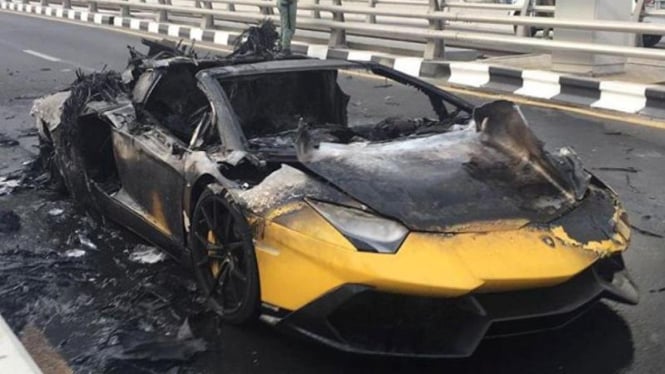 Lamborghini Aventador Roadster terbakar