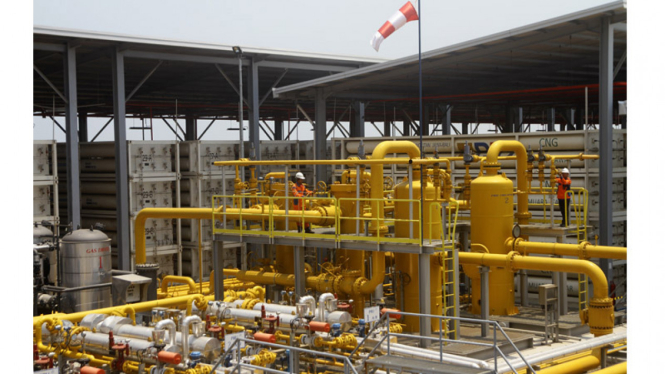 Teknisi mengawasi pengoperasian instalasi produksi tekanan gas dari tempat penyimpanan gas alam terkompresi CNG untuk memasok kebutuhan gas di PLTGU Muara Tawar.