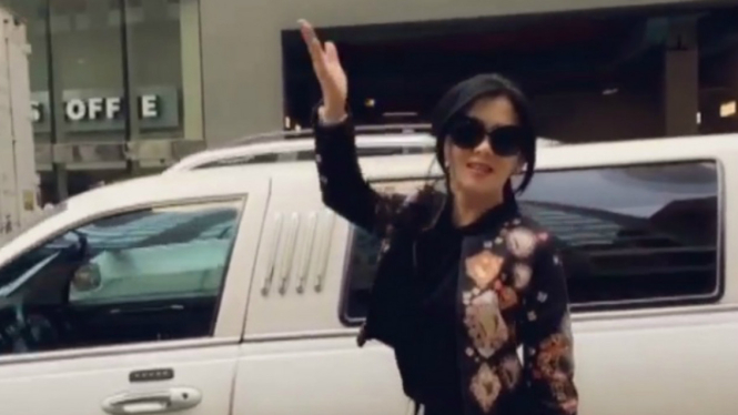 Syahrini di depan limousine