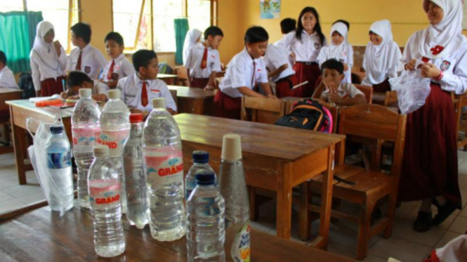 Air bersih yang dibawa para siswa SD di bandarlampung