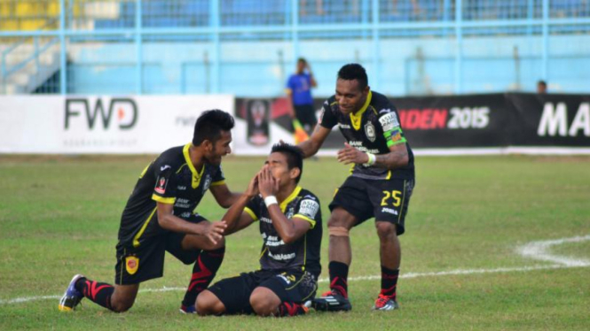 Pemain Sriwijaya FC merayakan gol.