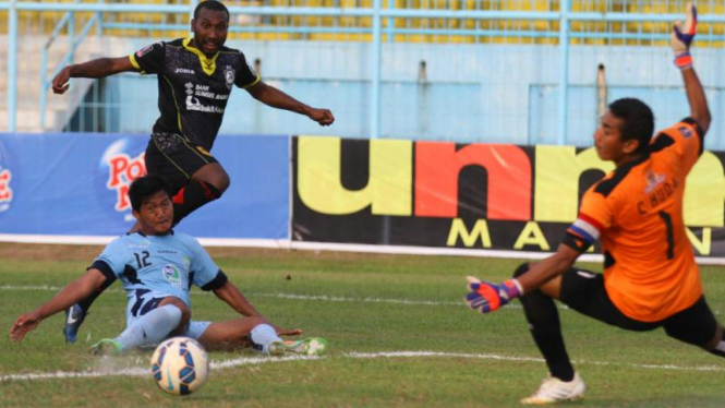 Kiper Persela Lamongan berjibaku digempur pemain Sriwijaya FC