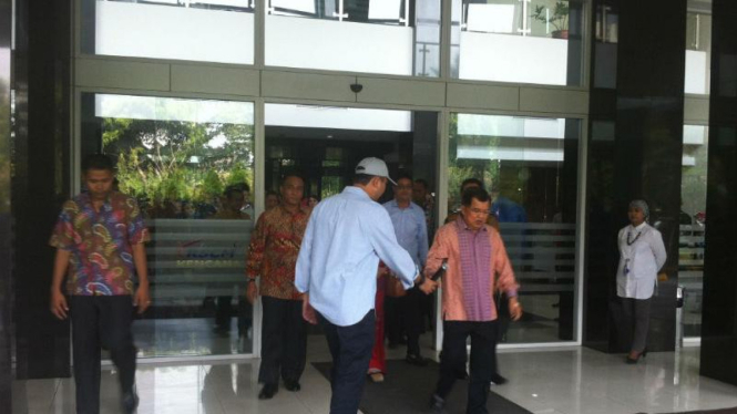 Wapres Jusuf Kalla saat meninggalkan RSCM, Jakarta