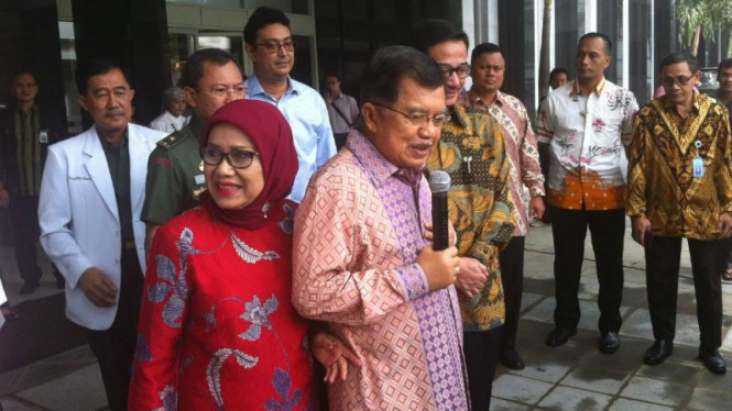 Wapres Jusuf Kalla saat meninggalkan RSCM, Jakarta