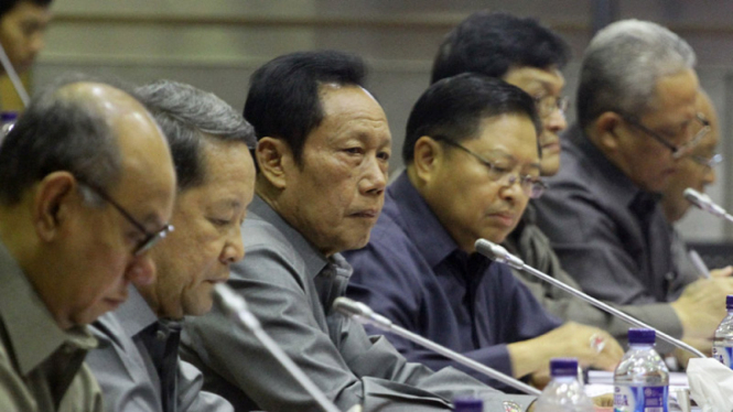 Sutiyoso (tengah) saat Rapat dengan Komisi I DPR