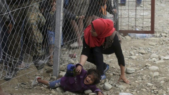 Pengungsi Suriah coba menerobos pagar di Yunani