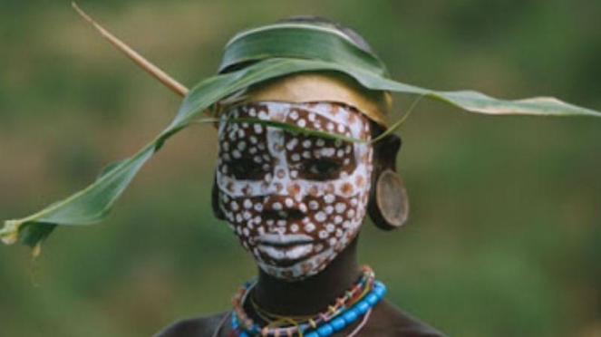 Suku di Ethiopia menggunakan alam sebagai bagian dari busana mereka.