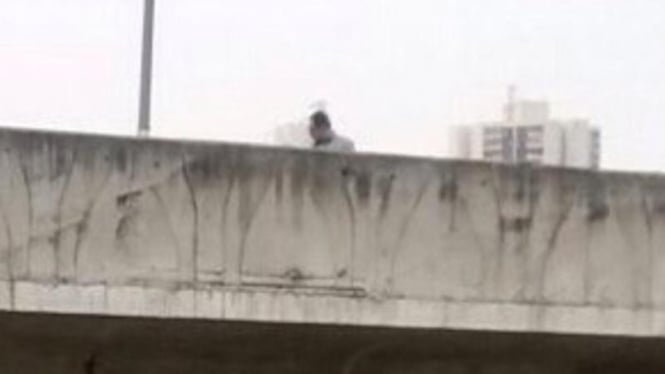 Foto seseorang di jembatan layang Kasablanka.